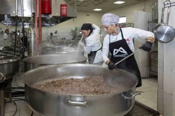 Mersin’de aşhanede tencereler vatandaş için kaynıyor
