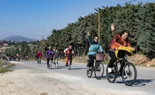 Mersin’de bisikletli kadınlar ’pedalları çeviriyoruz’ etkinliğinde buluştu
