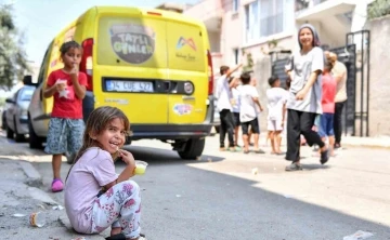 Mersin’de çocuklara limonlu dondurma ikram ediliyor
