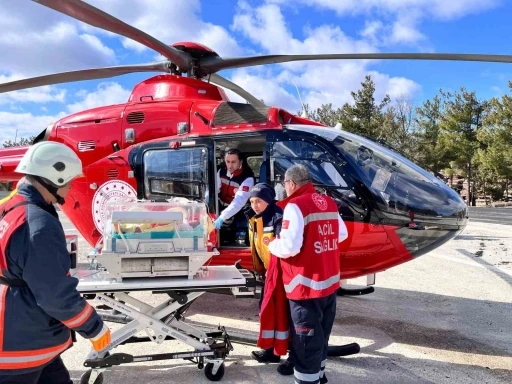 Mersin’de erken dünyaya gelen ’ikiz bebekler’ helikopter ambulansla nakledildi
