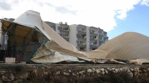 Mersin’de fırtına halı sahayı çökertti
