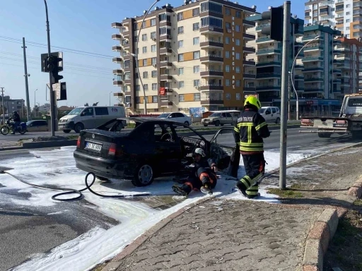 Mersin’de otomobil yangını
