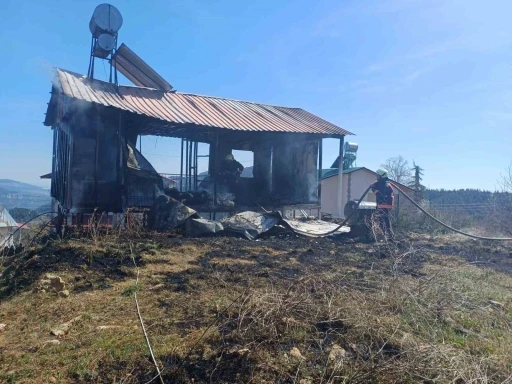 Mersin’de yayla evi yandı
