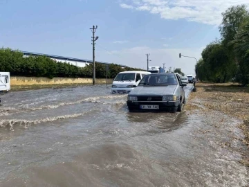 Mersin’deki sağanak araç trafiğini de olumsuz etkiledi
