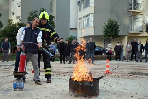 Mersin itfaiyesi afet ve yangın risklerine karşı vatandaşları bilgilendiriyor
