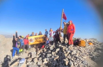 Mersinli dağcılar Medetsiz Tepesine tırmandı
