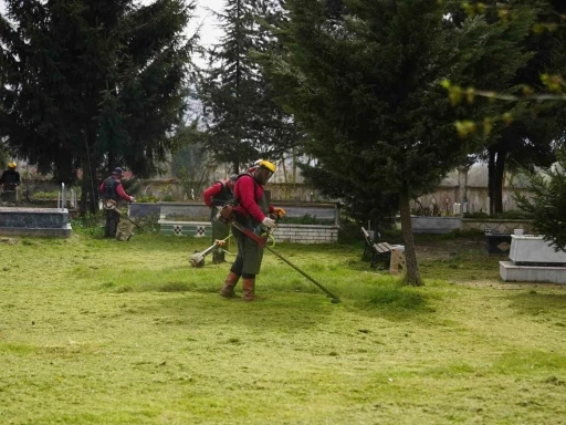 Mezarlıklar bayrama hazırlıyor
