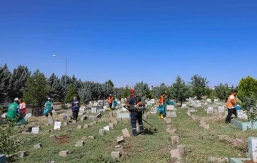 Mezarlıklarda bayram temizliği
