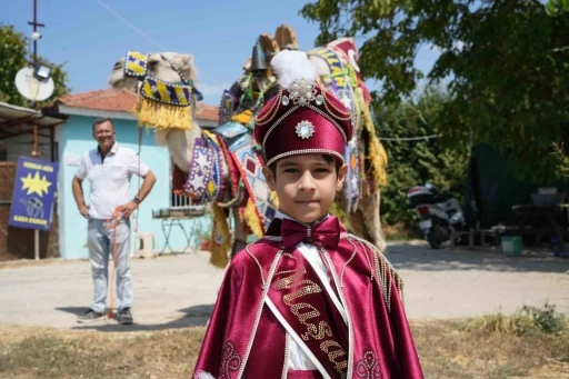 Milyonluk lüks araba ile değil milyonluk güreş devesi ile sünnet konvoyu
