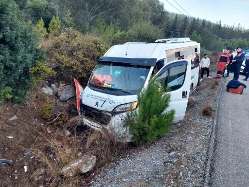 Minibüs şarampole girdi: 8 yaralı
