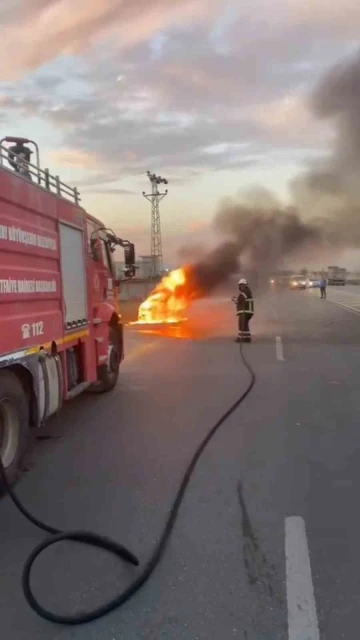 Motor kısmı yanmaya başlayan otomobil alevlere teslim oldu
