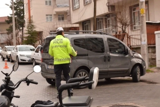 Motosiklet ile hafif ticari araç çarpıştı: 1 yaralı
