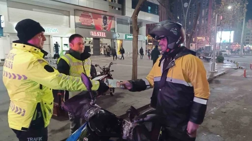 Motosiklet sürücülerine ’Hızını azalt ömrünü uzat’ broşürü dağıtıldı
