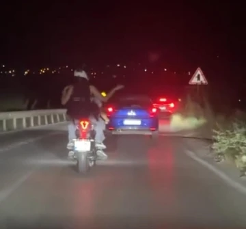 Motosiklet üzerinde dans etti, ne kural tanıdı ne çevredekileri dinledi
