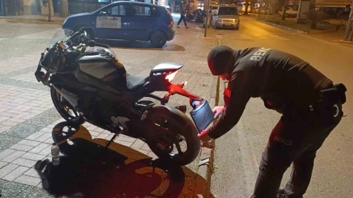 Motosikletin plakasını bereyle kapatan sürücü kaza yapınca ceza yedi
