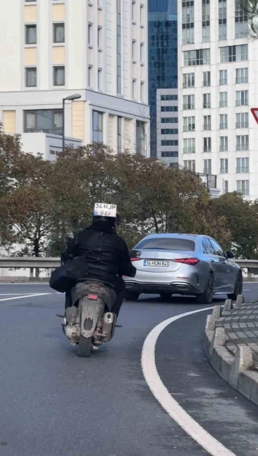 Motosikletin plakasını kaskına taktı, o şekilde trafiğe çıktı
