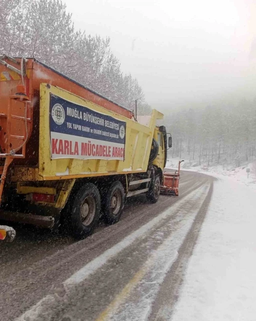 Muğla Büyükşehir ekiplerinden kar mücadelesi
