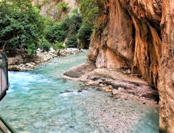 Muğla’da sıcaktan bunalan Saklıkent’e koşuyor