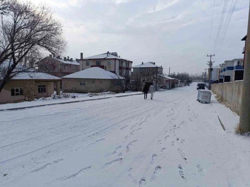 Muradiye’de kar yağışı
