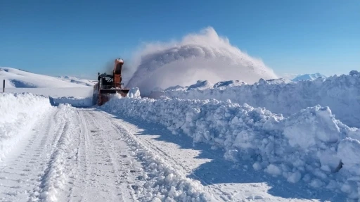 Muş’ta kar ve tipi nedeniyle mahsur kalan 80 kişi kurtarıldı
