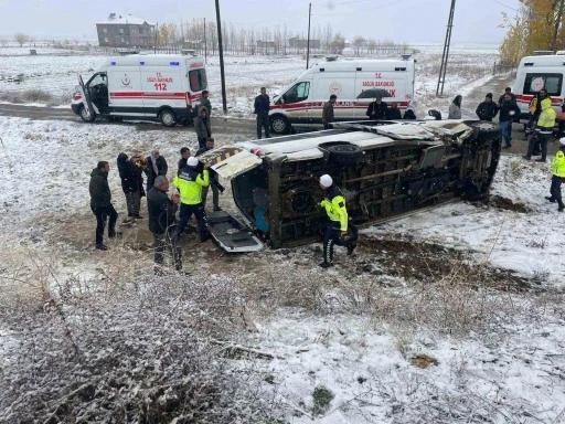 Muş’ta servis minibüsü devrildi: Sürücü ile 15 öğretmen yaralandı
