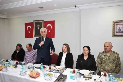 Muş Valisi Çakır, şehit aileleri ve gazilerle iftar sofrasında buluştu
