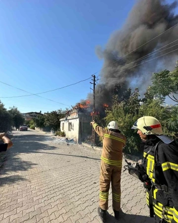 Müstakil evin çatısı alevlere teslim oldu
