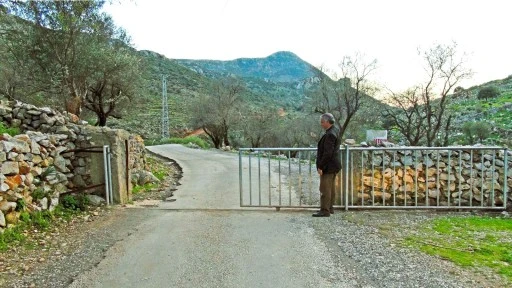 MARMARİS’TE ANAYOL ÜZERİNDEKİ GİZEMLİ SÜRGÜLÜ KAPI