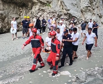  DÜŞEN KAYA PARÇASI 2 TURİSTİ YARALADI