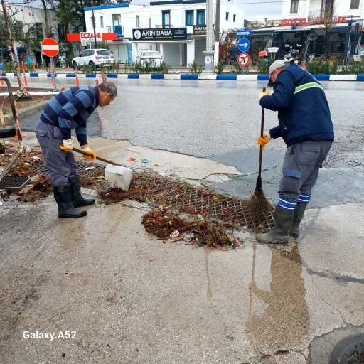 YAĞMUR NÖBETİNDEKİ EKİPLERDEN ANLIK MÜDAHALELER