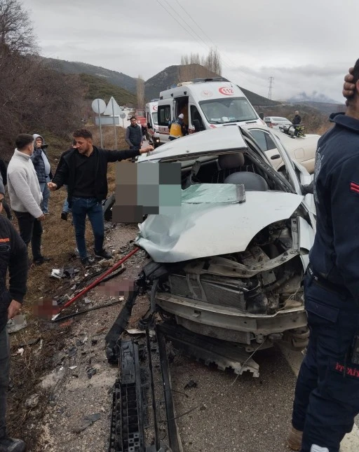 ISPARTA'DA OTOMOBİLLER KAFA KAFAYA ÇARPIŞTI