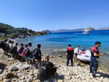  13 DÜZENSİZ GÖÇMEN VE 2 GÖÇMEN KAÇAKÇISI YAKALANDI