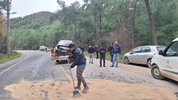 AKTAŞ YOLUNDA İKİ ARABA KAFA KAFAYA ÇARPIŞTI