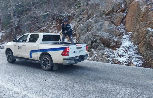 ANTALYA'DA YOLLARINDA TUZLAMA ÇALIŞMASI