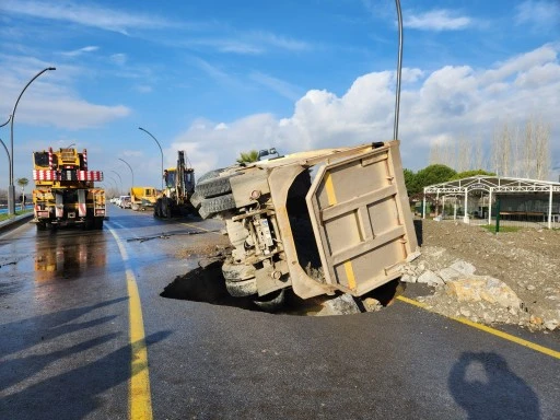 BALIKESİR'DE DEV ÇUKUR KAZAYA SEBEP OLDU