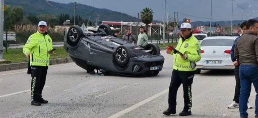 MUĞLA'DA KAZADA İKİ ARAÇ TAKLA ATTI