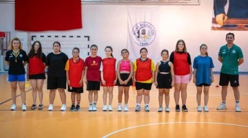 YILDIZ KIZLAR SALON FUTBOLU İLE TANIŞTI