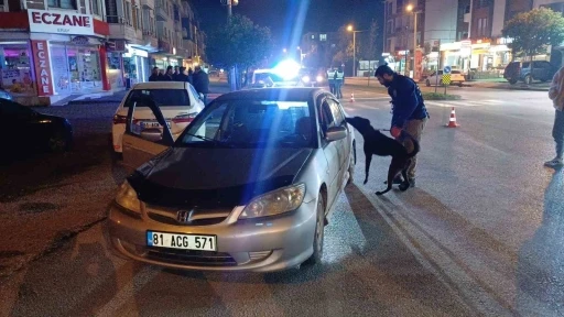 Narkotik köpekli uygulamada araçlar didik didik arandı
