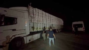 Narkotik polisi saman balyaları arasında 35 kilo esrar ele geçirdi
