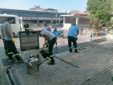 Nazilli Belediyesi çarşı bölgesinde mazgal temizliği gerçekleştirdi
