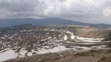 Nemrut Krater Gölü’nde iki mevsim bir arada yaşanıyor
