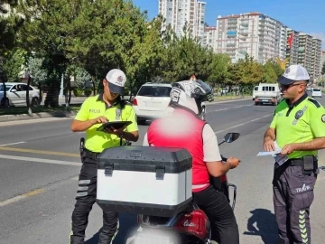 Niğde’de 1 ayda 750 motosiklet sürücüsü denetlendi, 60 motosiklet trafikten men edildi
