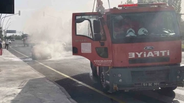 Niğde’de seyir halindeki otomobilde yangın çıktı
