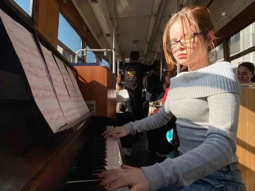 Nostaljik tramvay yolcularına canlı piyano resitali
