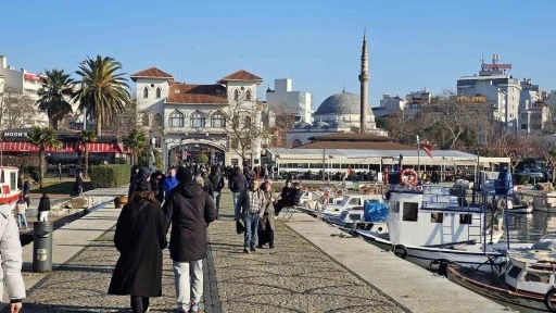 Ocak ortasında güneşli havayı gören Bandırmalılar sahile akın etti
