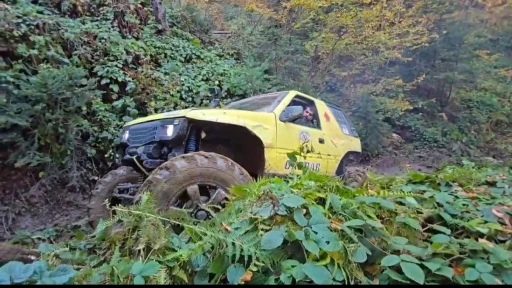 Off-Road tutkunlarından aksiyon dolu orman gezisi
