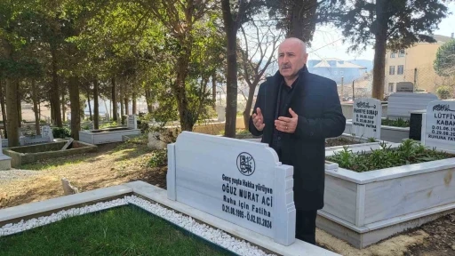 Oğlu Oğuz Murat Aci’nin ölüm yıl dönümünde mezarı başında dua eden baba Aci: &quot;İlk günkü gibi yaramız tazelendi, yüreğimiz yanıyor&quot;
