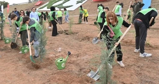 ÖĞRENCİLER, HEDİYE FİDANLA ÖĞRETMENLER GÜNÜ'NÜ KUTLUYOR