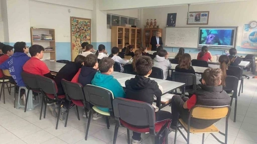 Öğrenciler müsilaj konusunda bilgilendiriliyor
