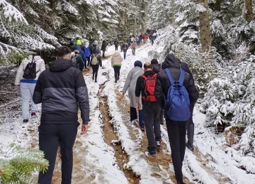 Öğrenciler, yaylaları kar yürüyüşü ile keşfetti
